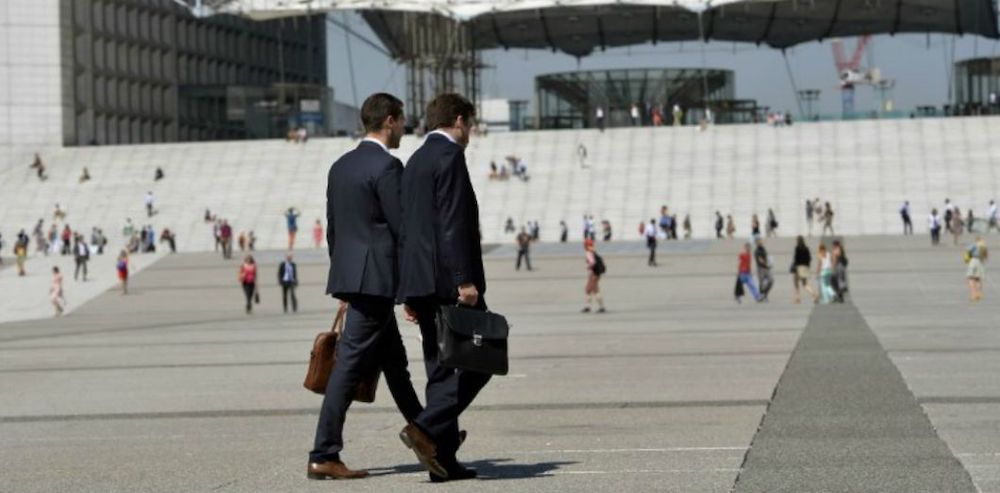 Homme en costume allant au travail